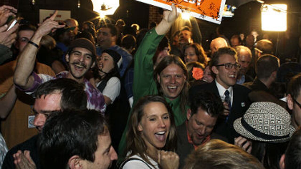 Varias personas celebraron la aprobación de la Enmienda 64 en un bar de Denver (Capital del estado de Colorado) luego de que los canales locales anunciaran la aprobación del uso recreativo de la Marihuana.