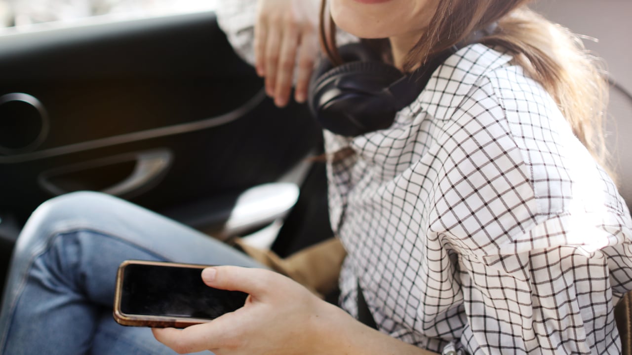Mujer denuncia que fue drogada y que se lanzó de un Uber en movimiento. (Foto de referencia)