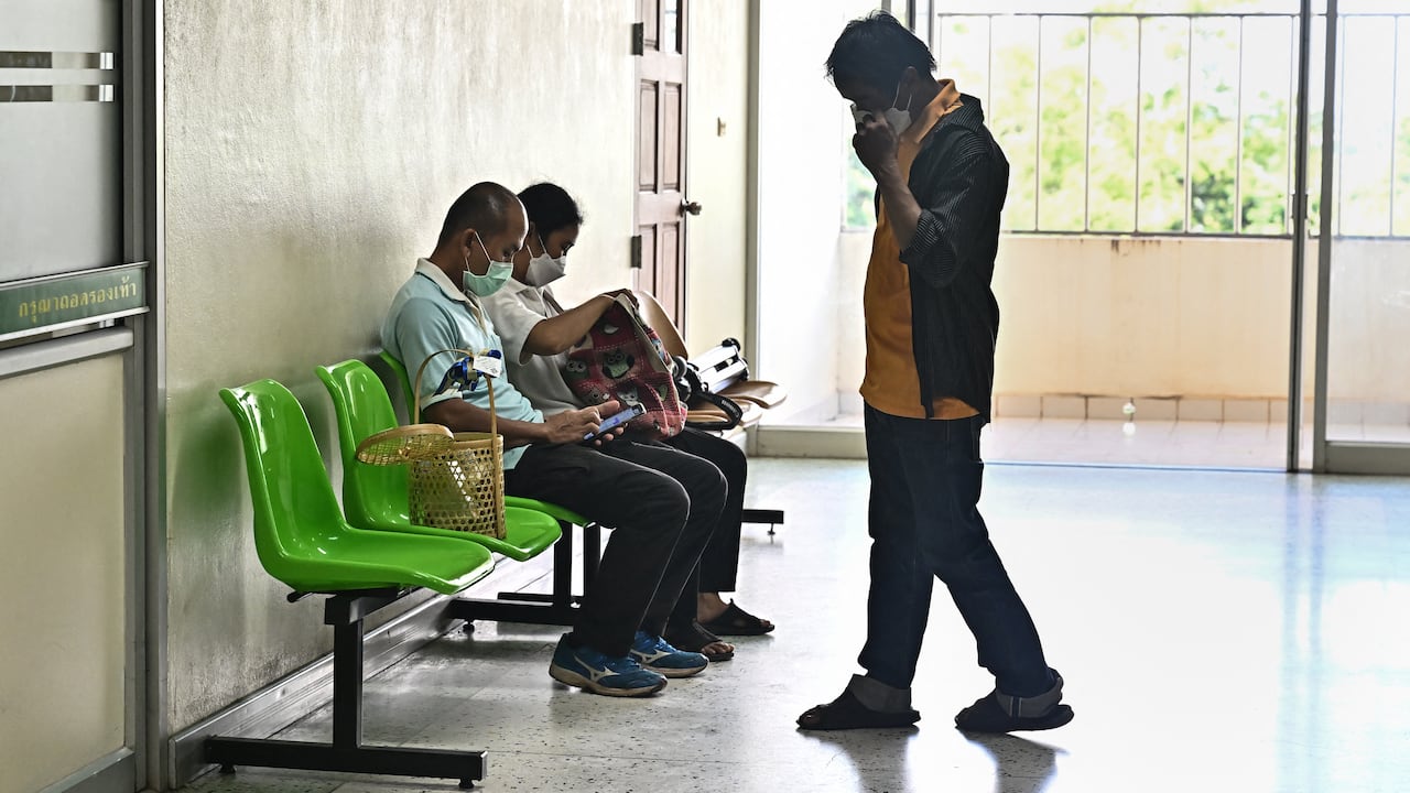 Tailandeses a la espera de noticias de sus allegados heridos durante la masacre.