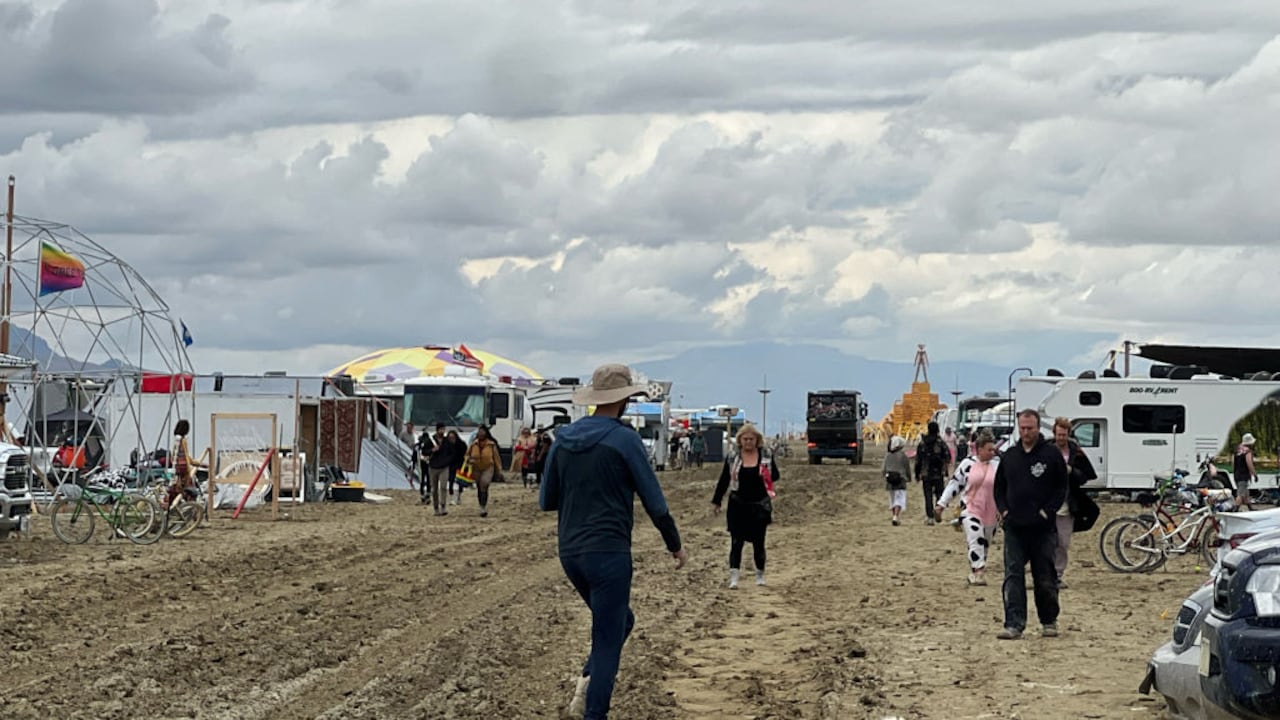 En medio del festival, una mujer dio a luz a una bebé.