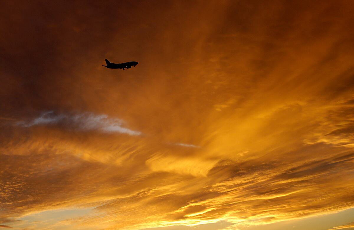 Un avión se aproxima al aeropuerto internacional de Kansas, en Estados Unidos. (AP)
