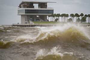 El muelle de St. Pete es visible cerca de las altas olas mientras el huracán Helene avanza hacia el Panhandle de Florida el jueves 26 de septiembre de 2024, en St. Petersburg, Florida.