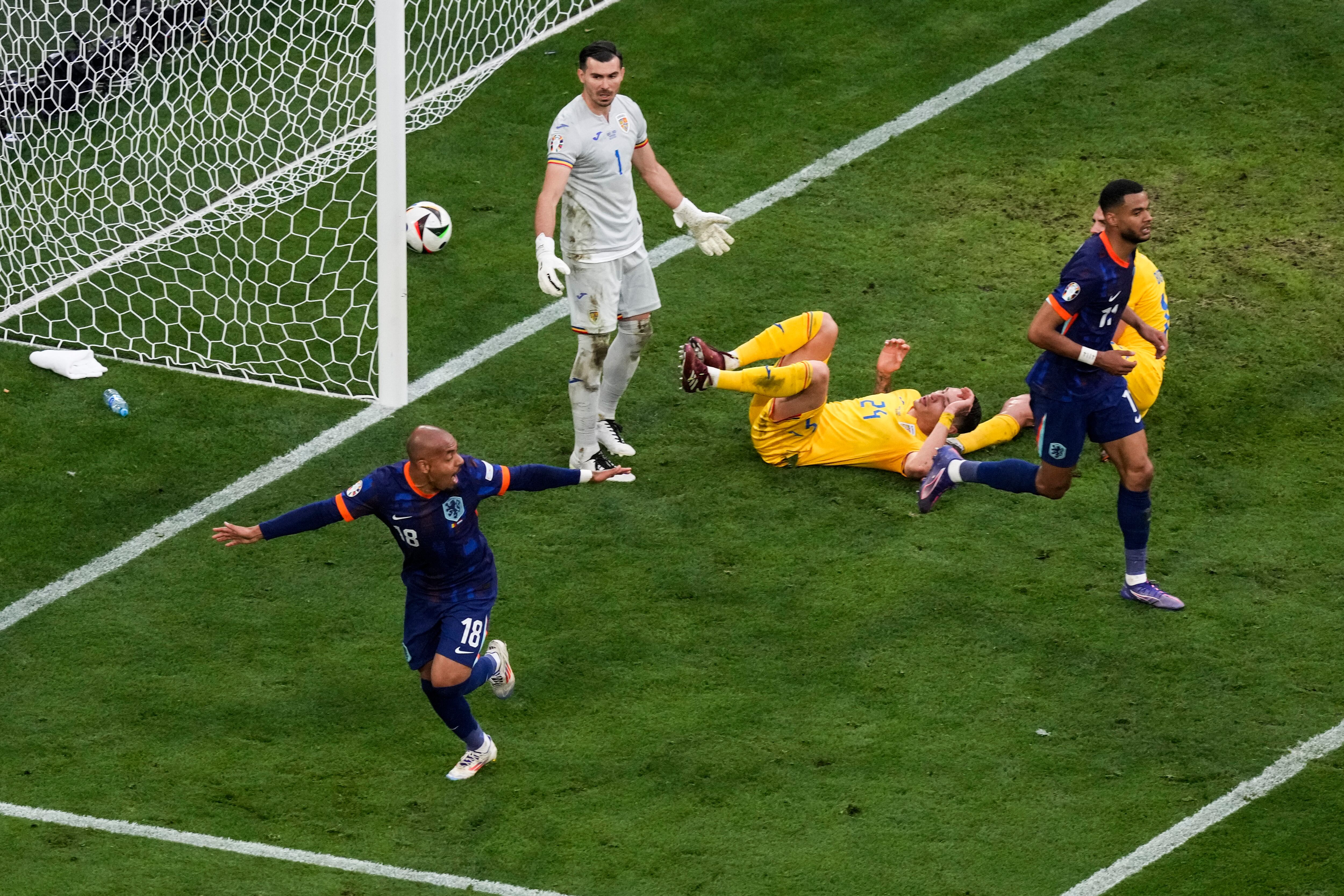 Donyell Malen, autor de dos goles sobre el final del partido