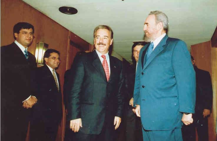 El expresidente Andrés Pastrana junto a Fidel Castro durante la VIII Cumbre Iberoamericana. Foto: nabilkhalil.org/