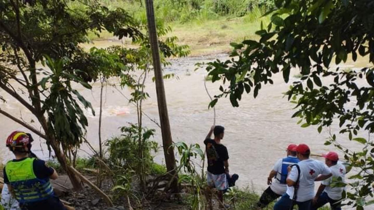 Las autoridades han advertido sobre los riesgos de ingresar a los ríos durante la ola invernal.