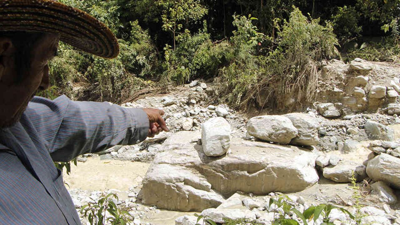 Varias capas de rocas cubren, de orilla a orilla, el lecho de la quebrada. Son miles, algunas de casi dos metros de alto. Fueron arrastradas por las aguas embravecidas desde lo alto de la montaña y depositadas en este lugar, donde el cauce se explaya junto a un potrero.