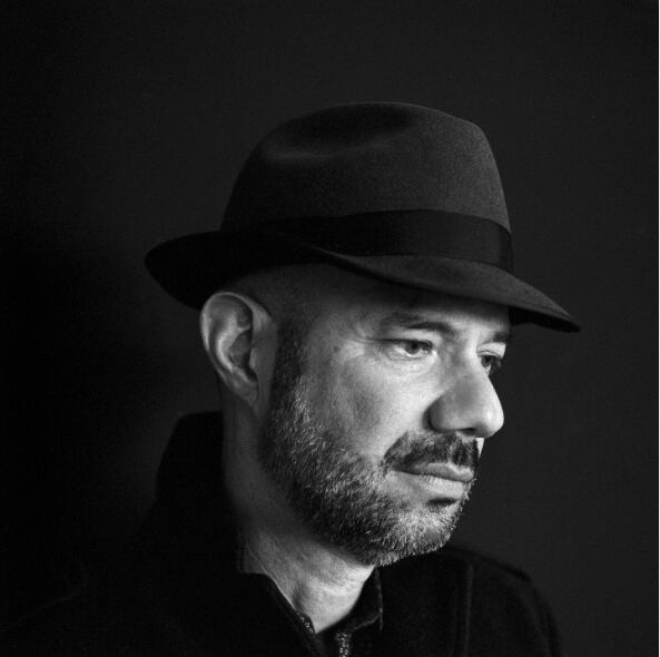 Fotógrafo, director de fotografía y publicista caleño de 60 años, Juan Cristóbal Cobo se trasladó a Nueva York a temprana edad, donde estudió cinematografía y desarrolló una carrera de más de tres décadas como director de fotografía y de comerciales. Inicialmente apasionado por el cine, trabajó en múltiples producciones cinematográficas y documentales, y más tarde se destacó en la publicidad.