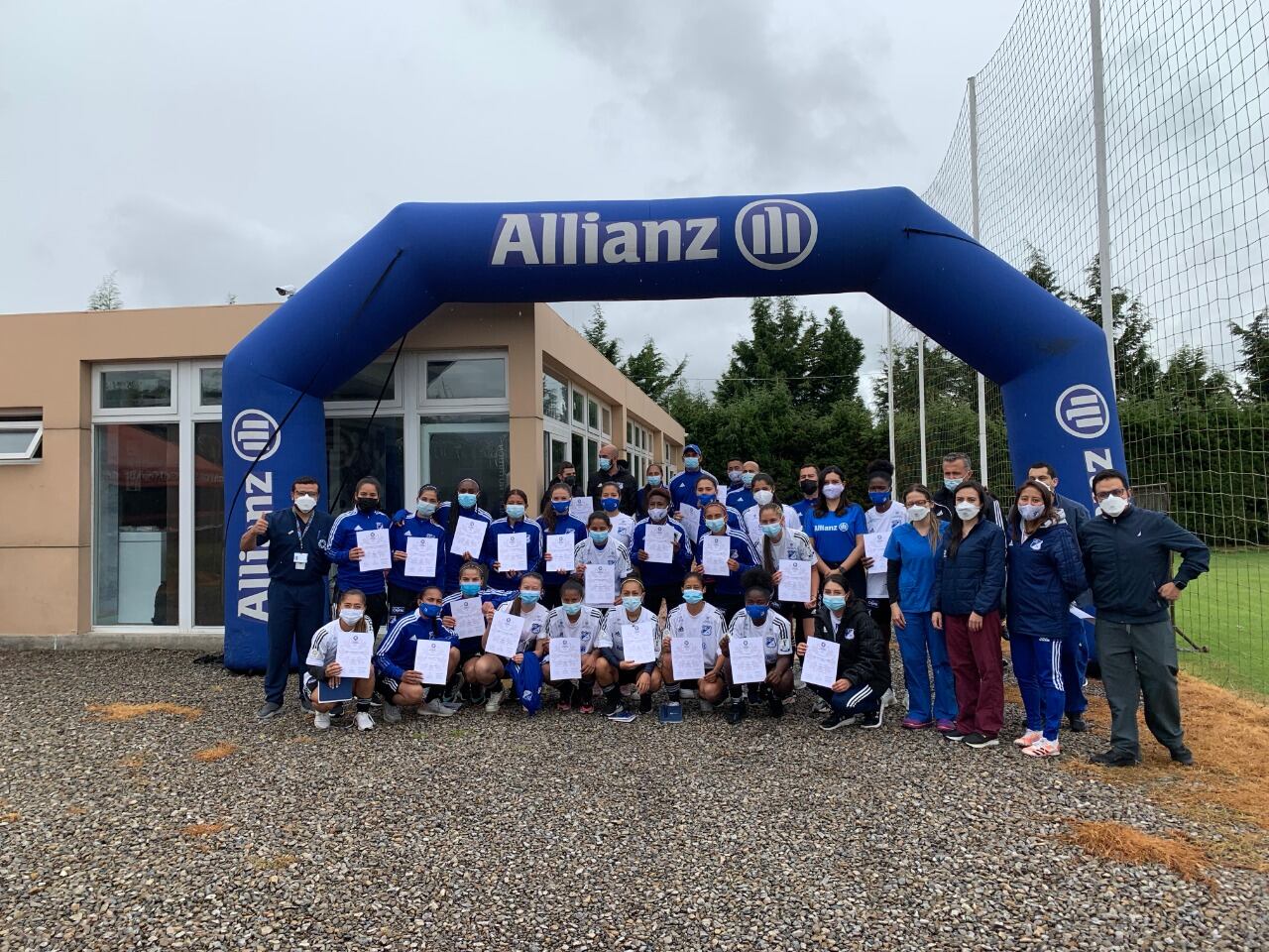 Millonarios FC Femenino, primer equipo de su género en Colombia en capacitarse en Reanimación Cardiopulmonar. “RCPlayers, una iniciativa de Allianz” nombre del programa de certificación y capacitación en Reanimación Cardiopulmonar que la aseguradora Allianz Colombia lidera en la actualidad y en el que ya capacitó al equipo albiazul masculino el año pasado.