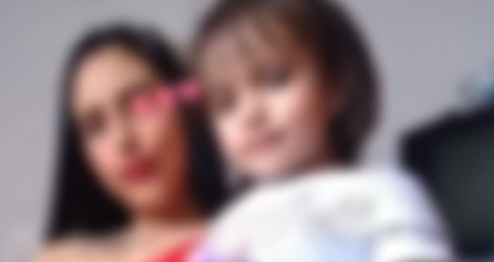 Niña de 4 años asesinada, presuntamente, por su padrastro. En la foto la acompaña su mamá.