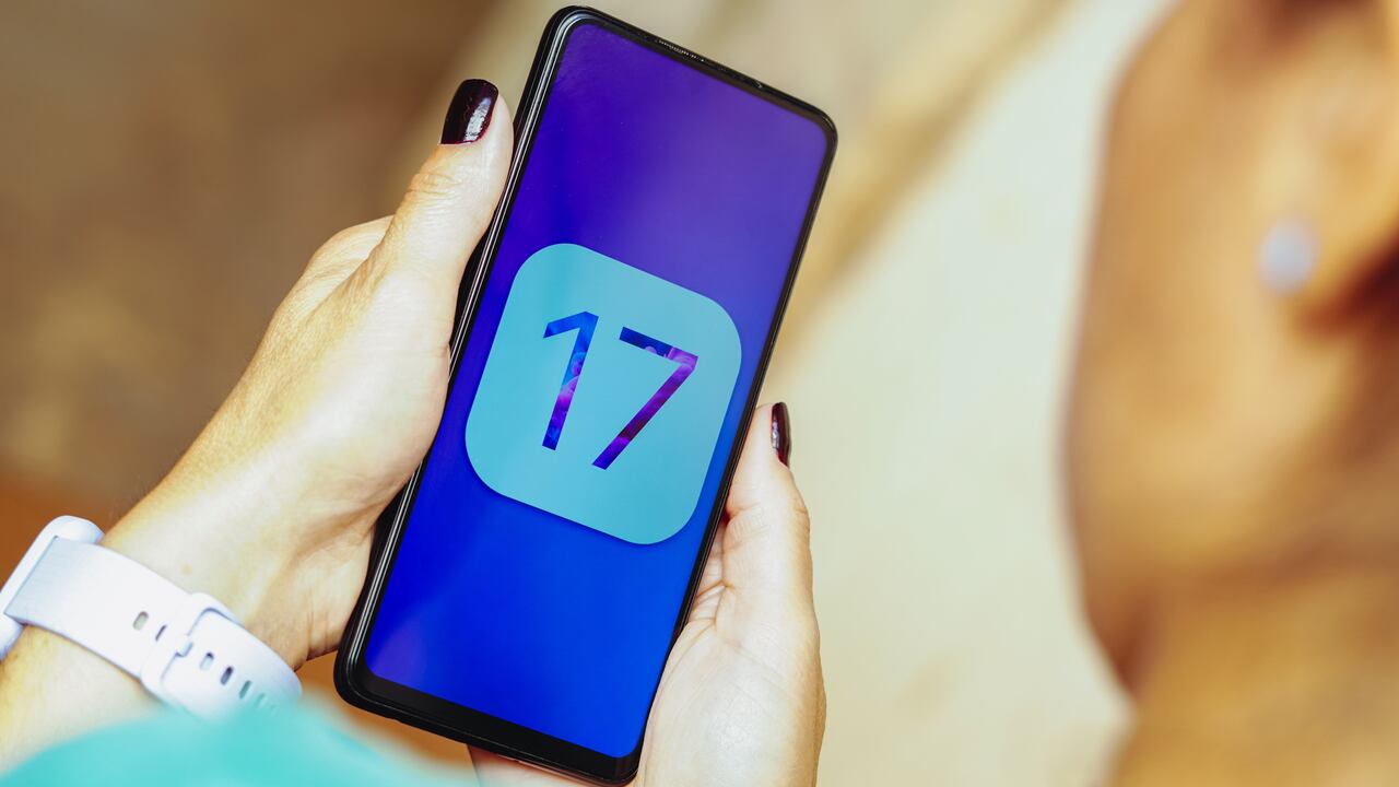 El logotipo de Apple iOS 17 se muestra en la pantalla de un teléfono inteligente.