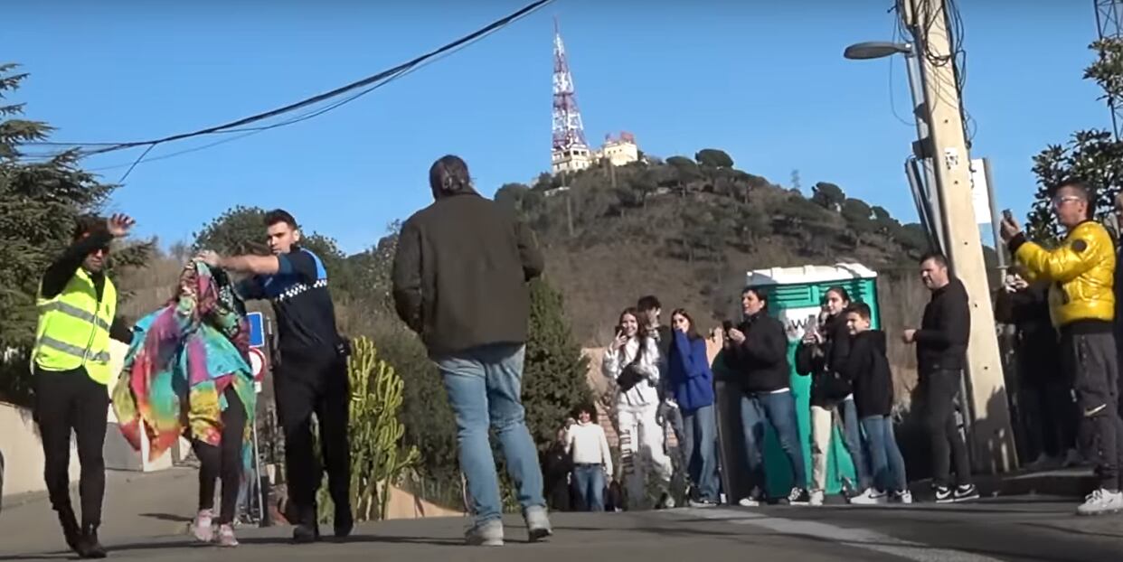 El youtuber  Didac Ribot y su compañero escoltando a la mujer no identificada.