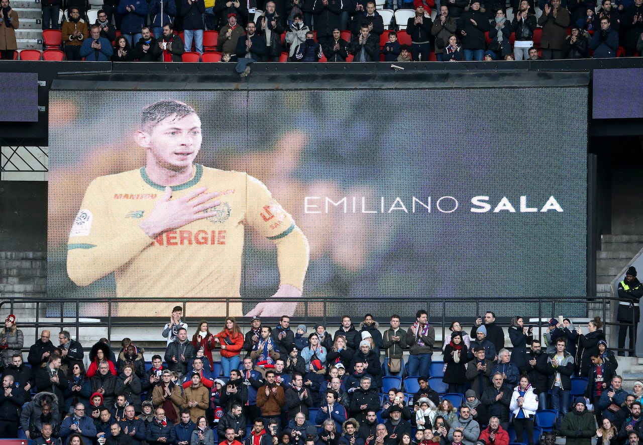 PARIS, FRANCE - FEBRUARY 9 : Tribute to Emiliano Sala before the french Ligue 1 match between Paris Saint-Germain (PSG) and Girondins de Bordeaux at Parc des Princes on February 9, 2019 in Paris, France. (Photo by Jean Catuffe/Getty Images)