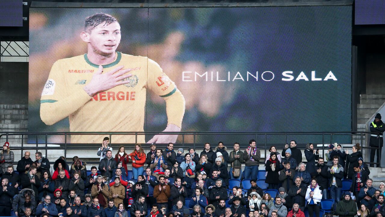 PARIS, FRANCE - FEBRUARY 9 : Tribute to Emiliano Sala before the french Ligue 1 match between Paris Saint-Germain (PSG) and Girondins de Bordeaux at Parc des Princes on February 9, 2019 in Paris, France. (Photo by Jean Catuffe/Getty Images)