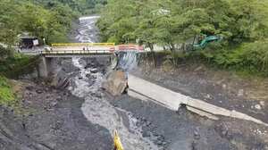 Via en transversal del Cusiana, afectada por creciente de quebrada.