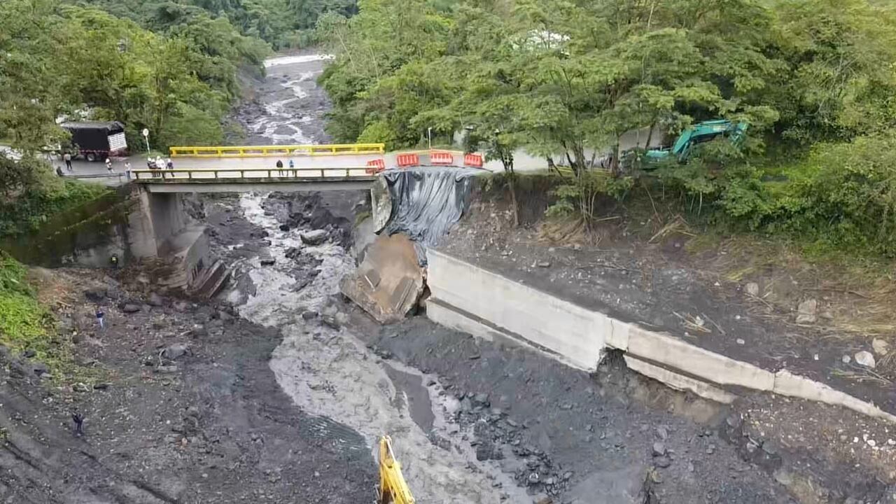 Vía en la transversal del Cusiana, afectada por creciente de quebrada.