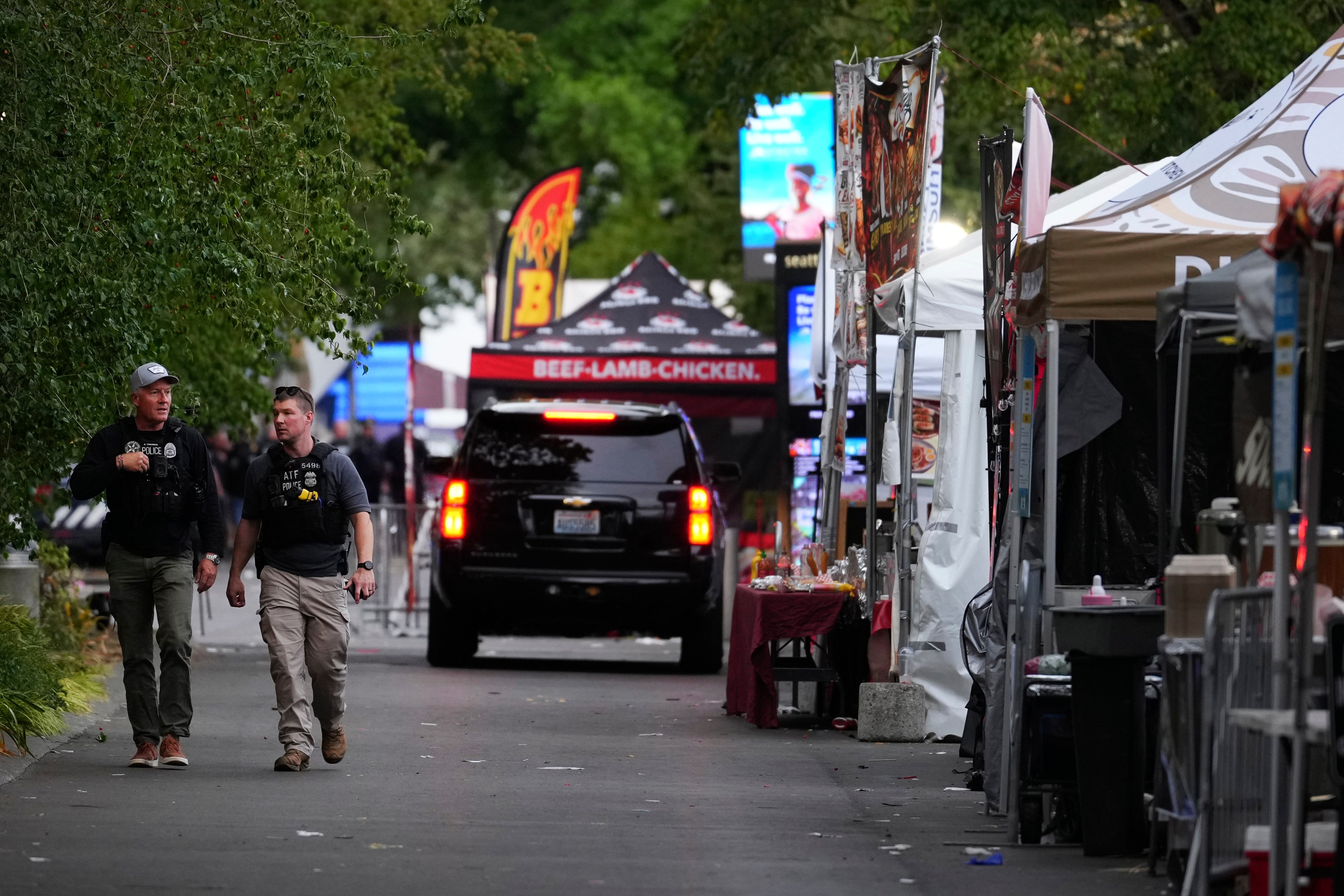 Agentes de policía responden a un tiroteo en el Seattle Center durante el festival gastronómico Bite of Seattle.