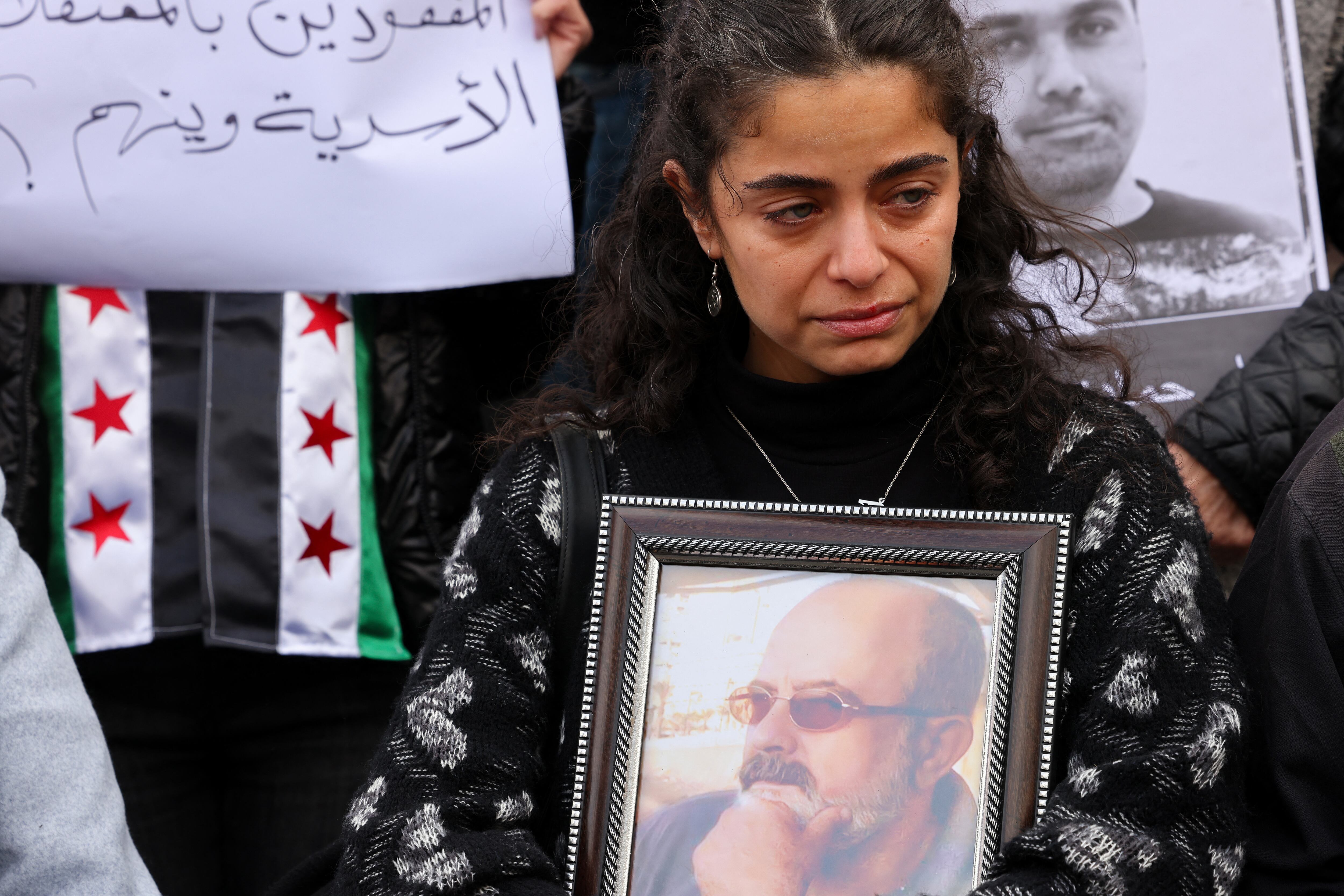 Un observador de la guerra en Siria dijo el 26 de diciembre que las nuevas autoridades del país habían arrestado a un funcionario de justicia militar del gobierno derrocado del presidente Bashar al-Assad que había dictado sentencias de muerte para las personas detenidas en la tristemente célebre prisión de Saydnaya. (Foto de ANWAR AMRO / AFP)