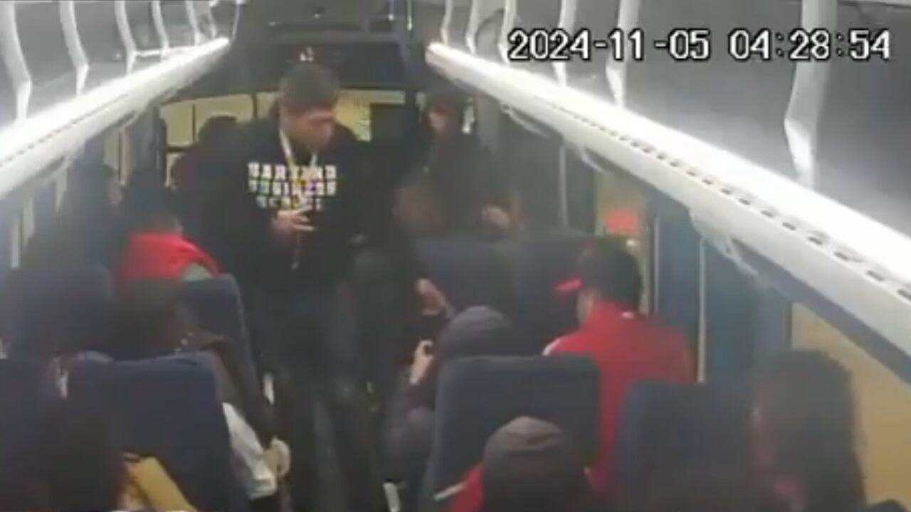 Los asaltantes abordaron el vehículo, con alrededor de 20 personas a bordo, y desataron un robo masivo a plena luz del día.