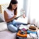 Mujer alistando su equipaje para un nuevo viaje