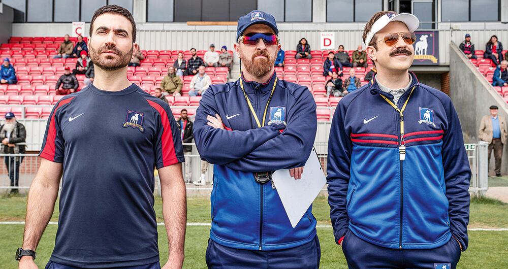 Ted Lasso, una hermosa producción disfrazada de comedia tonta con premisa absurda, logra convertir a quienes dudan en conversos librados a la emoción. 