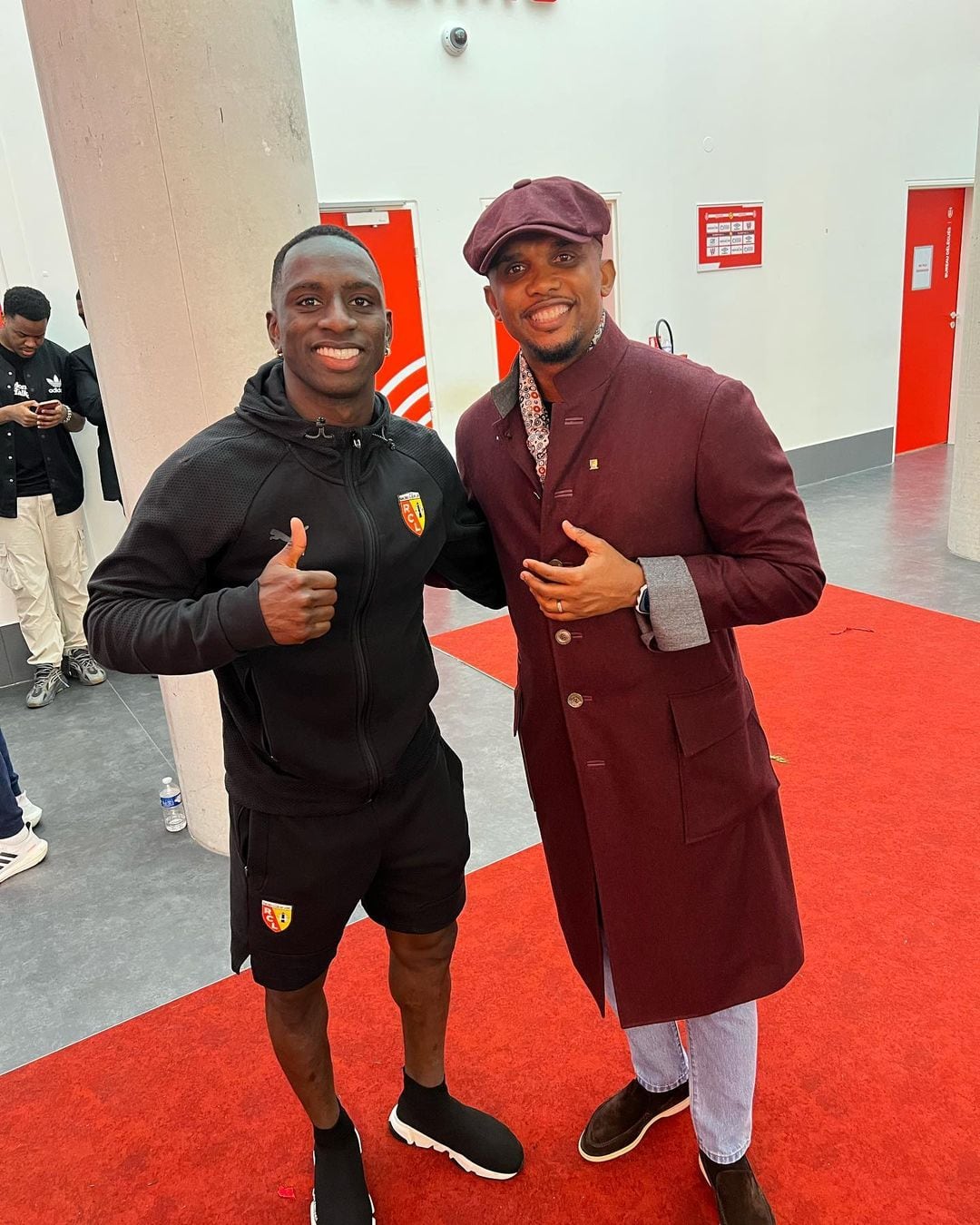 Deiver Machado junto a la leyenda del fútbol camerunés, Samuel Eto'o