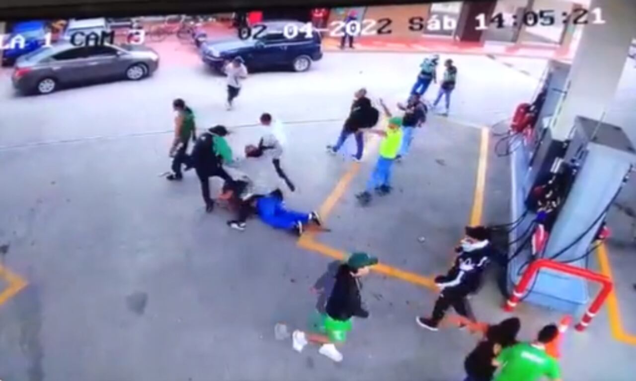 Video pelea hinchas de Atlético Nacional. Foto: Captura de pantalla - Twitter @tulioagomez