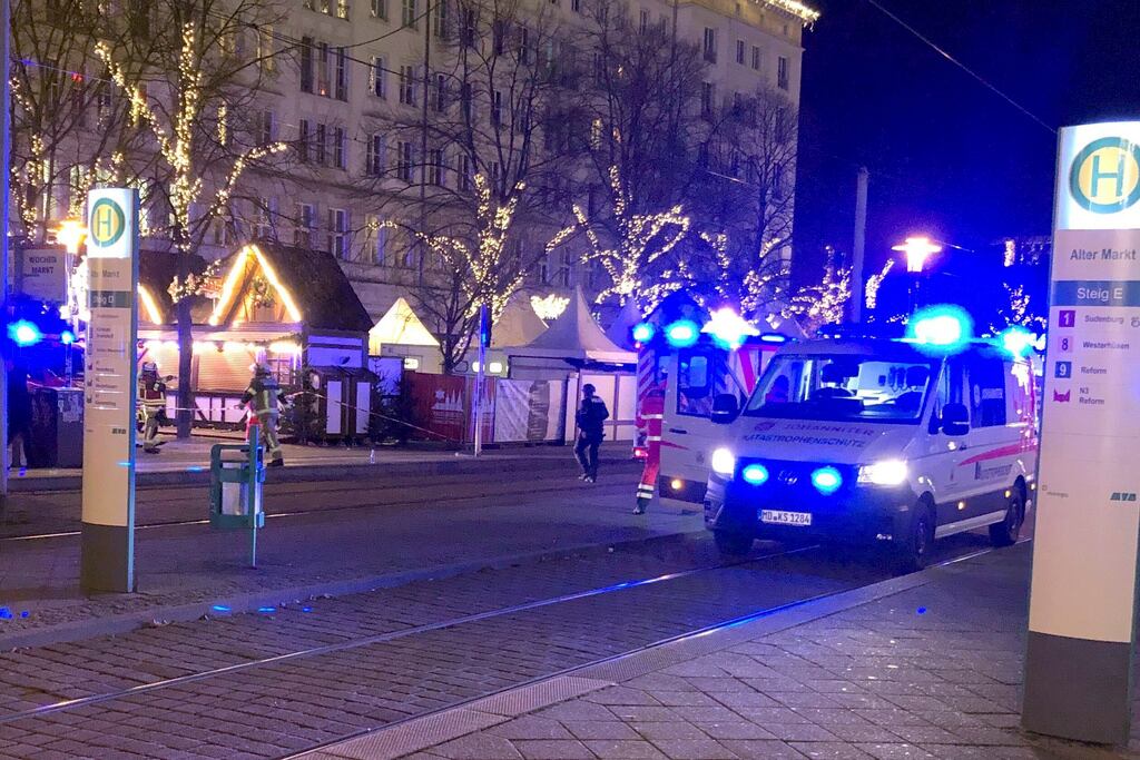Los servicios de emergencia asisten a un incidente en el mercado navideño en Magdeburgo, Alemania, el viernes 20 de diciembre de 2024. (Dörthe Hein/dpa vía AP)