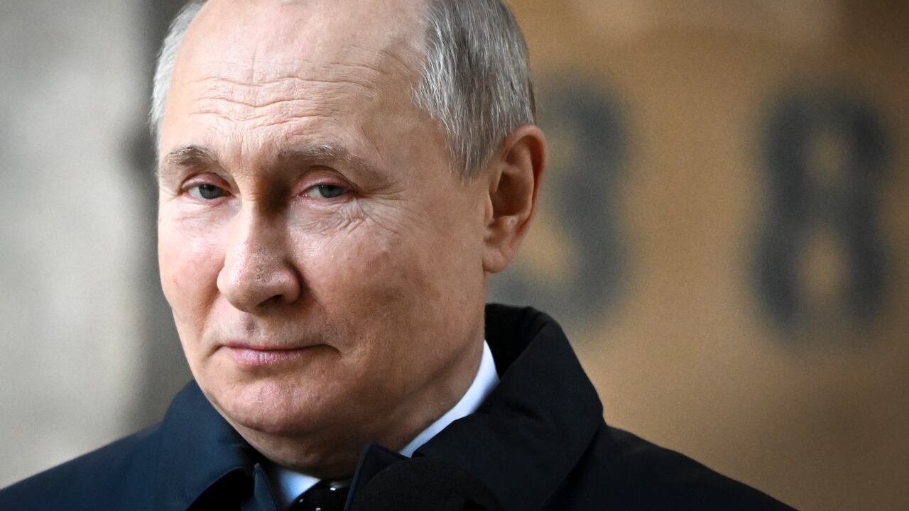 El presidente de Rusia, Vladimir Putin, informó que los exportadores rusos también se verán obligados a convertir en rublos el 80 % de sus ingresos obtenidos en monedas extranjeras.