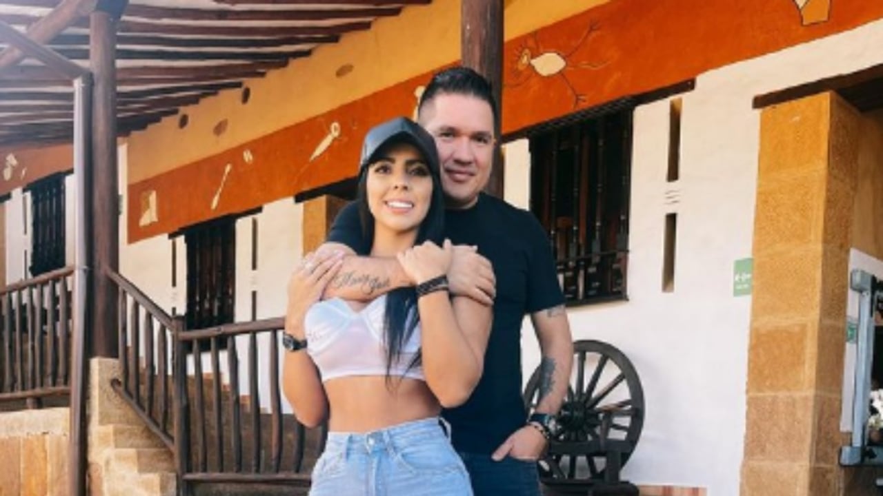 La pareja se mostró muy feliz y confirmó su unión.