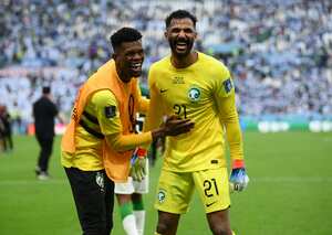 Fútbol - Copa Mundial de la FIFA Qatar 2022 - Grupo C - Argentina contra Arabia Saudita - Lusail Stadium, Lusail, Qatar - 22 de noviembre de 2022 Mohammed al-Owais de Arabia Saudita celebra con Mohammed al Yami después del partido REUTERS/Annegret Hilse