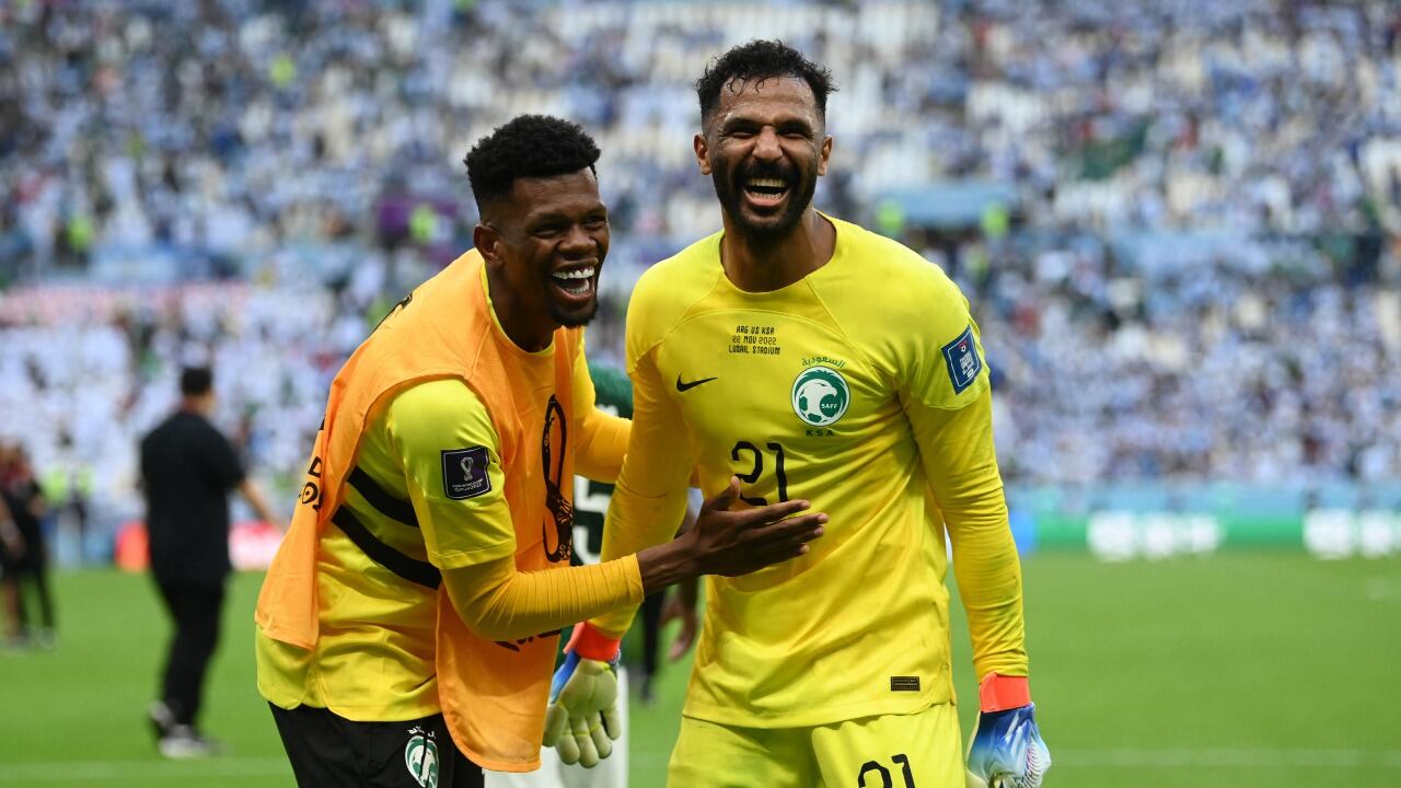 Fútbol - Copa Mundial de la FIFA Qatar 2022 - Grupo C - Argentina contra Arabia Saudita - Lusail Stadium, Lusail, Qatar - 22 de noviembre de 2022 Mohammed al-Owais de Arabia Saudita celebra con Mohammed al Yami después del partido REUTERS/Annegret Hilse