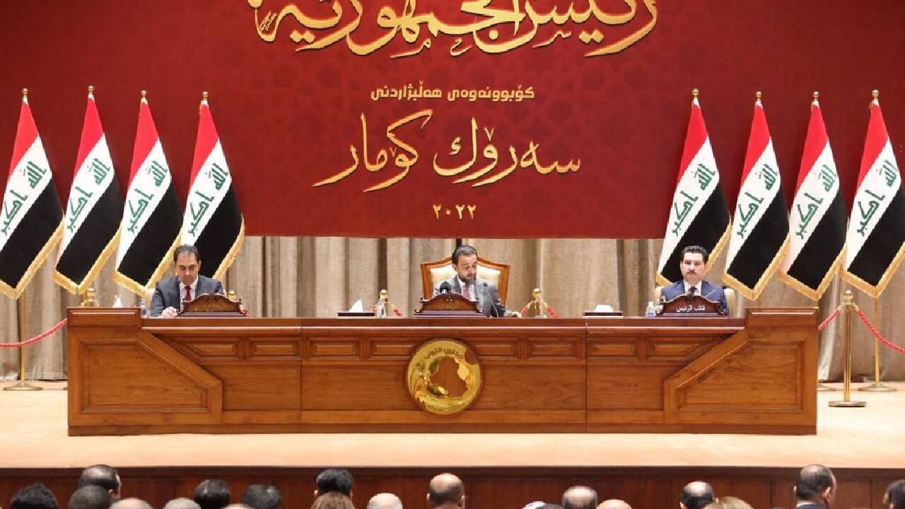 Los legisladores iraquíes asisten a una sesión parlamentaria para votar por un nuevo presidente jefe de Estado en Bagdad.
