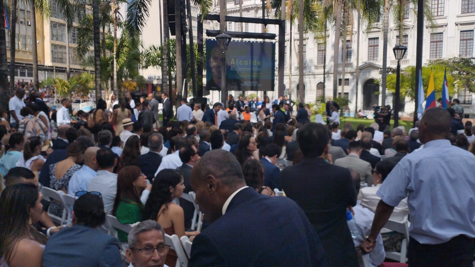 Así se encuentra la Plaza de Cayzedo en estos instantes previos al discurso de Alejandro Eder.