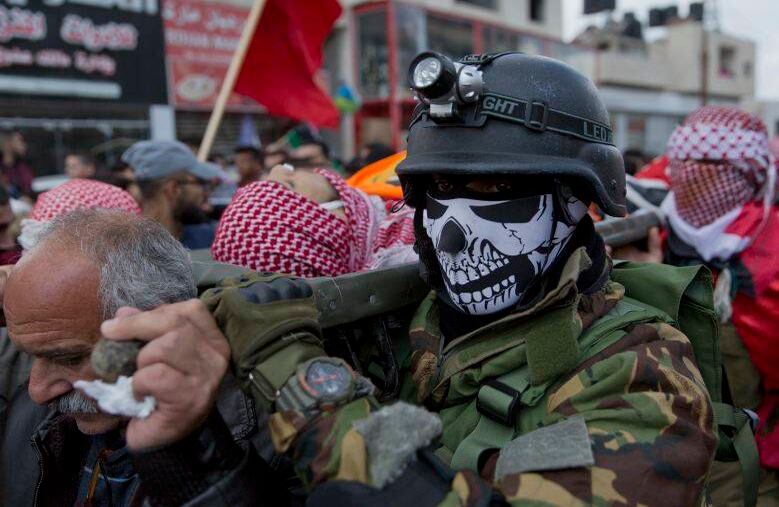 Los dolientes llevan el cuerpo de Sajed Mizher, de 18 años, durante su funeral en el campamento de refugiados palestinos de Dheisheh, cerca de la ciudad de Belén. FOTO: Nasser Nasser/AP
