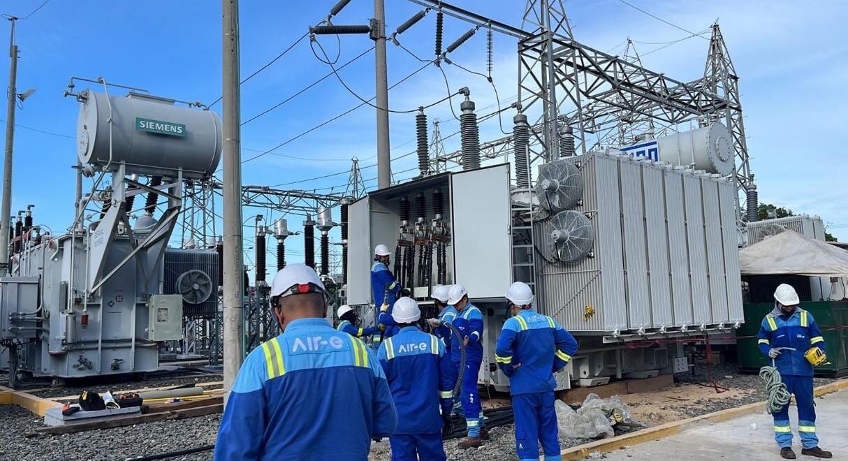 Operarios de la empresa Air-e.