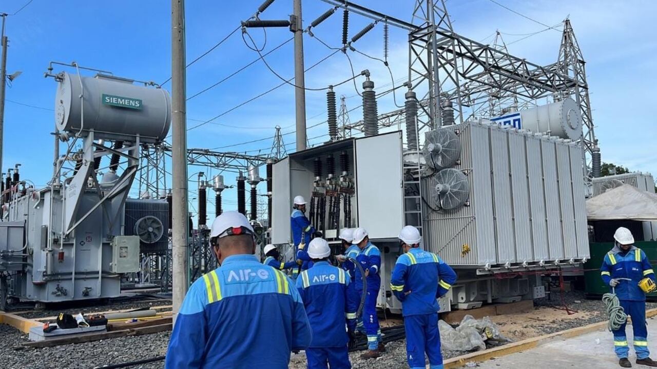 Operarios de la empresa Air-e.