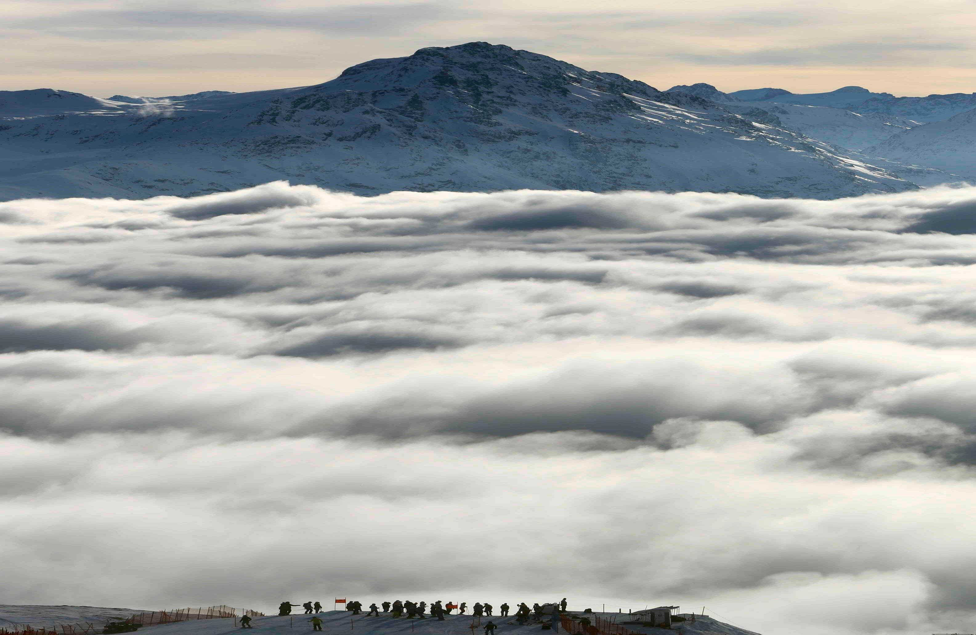 Nubes bajas manchan el horizonte durante una inspección de carrera de un descenso femenino en el Campeonato Mundial de esquí alpino, en St. Moritz, Suiza, el jueves, 9 de febrero de 2017. (AP Photo / Alessandro Trovati)