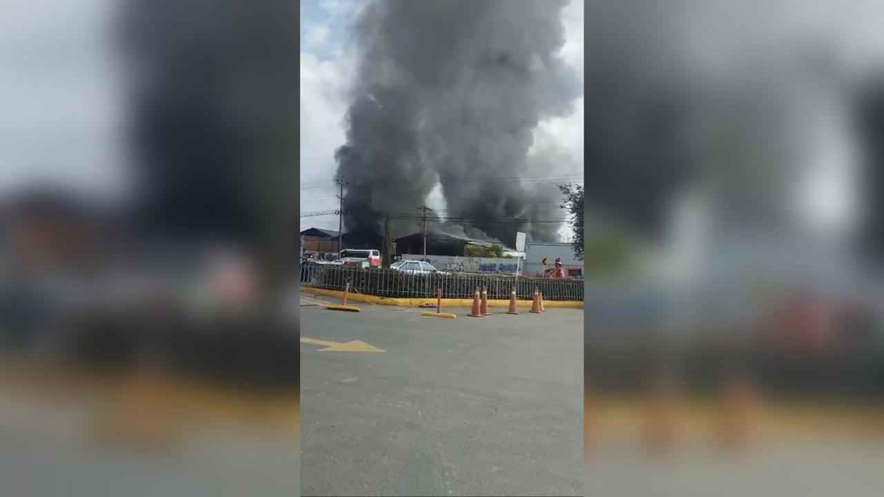 Fuerte incendio estructural en el Parque Industrial San Jorge, en inmediaciones del municipio de Mosquera