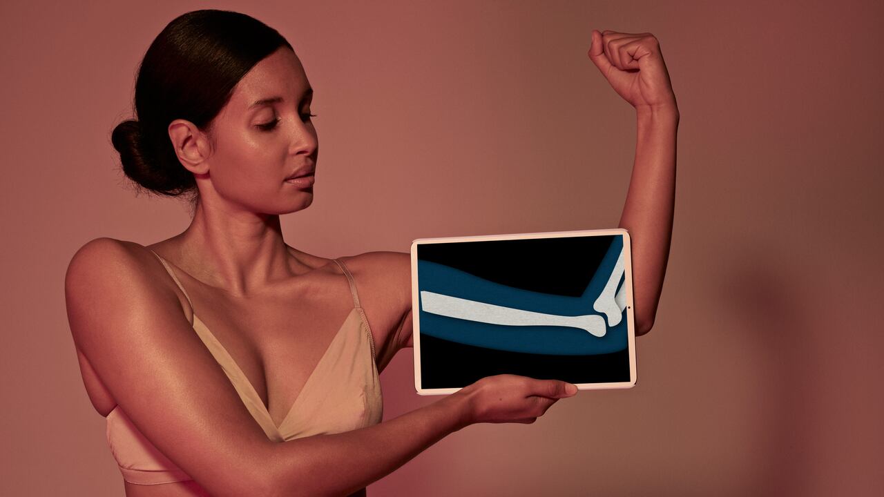 La vitamina D ayuda a mantener los huesos fuertes y saludables.