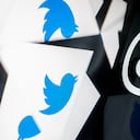 Esta ilustración fotográfica creada en Washington, DC, el 5 de julio de 2023, muestra el logotipo de Twitter reflejado cerca del logotipo de Threads, una aplicación de Instagram. (Photo by Stefani Reynolds / AFP)