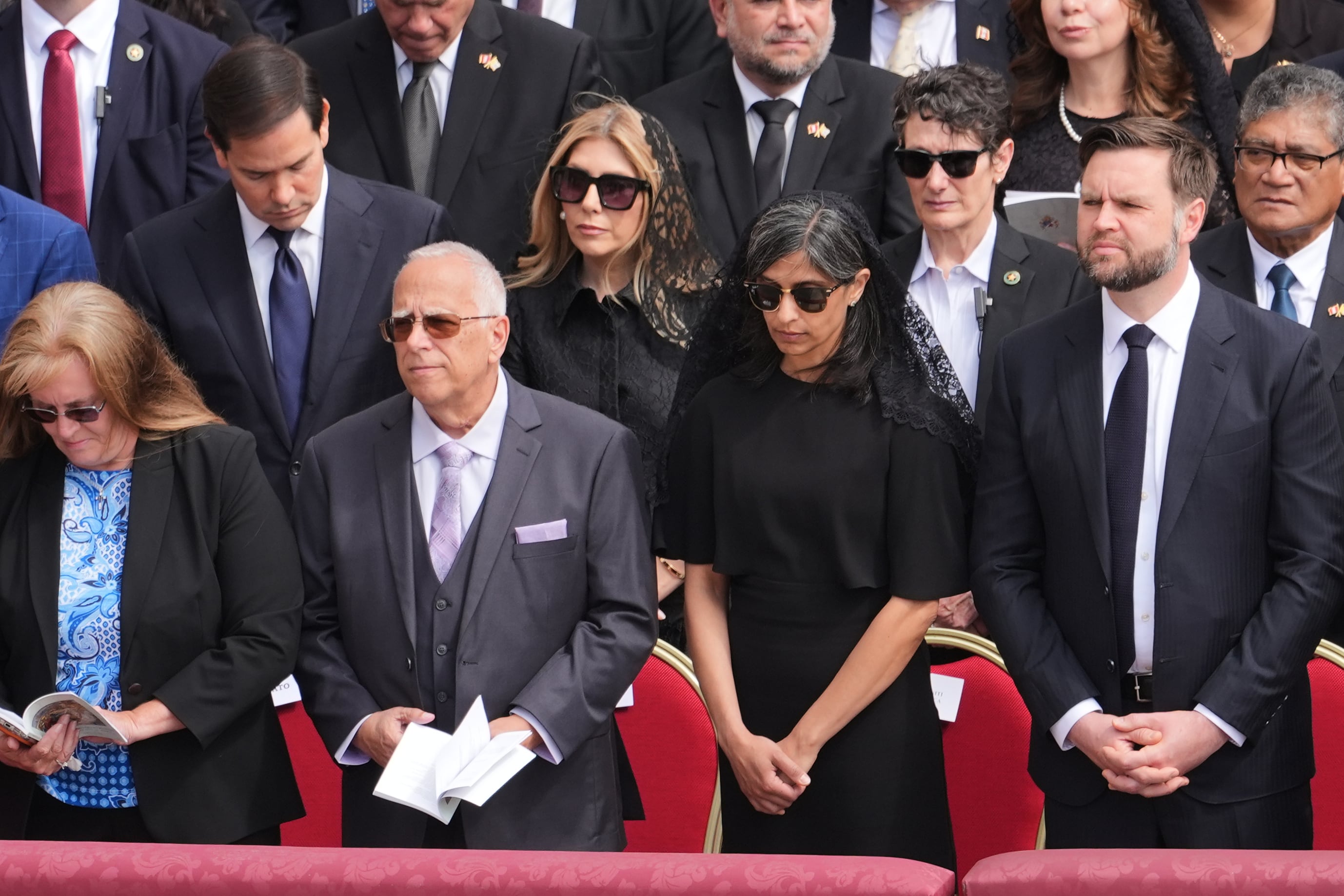 De derecha a izquierda, el vicepresidente JD Vance y la segunda dama Usha Vance, junto a Louis Prevost —hermano del papa León XIV— y su esposa Deborah, asisten a la misa inaugural del pontificado del papa León XIV en la Plaza de San Pedro, el 18 de mayo de 2025, en la Ciudad del Vaticano