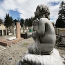 Cementerio central de Bogotá. Los trabajadores del lugar aseguran ver durante las noches presencias como el Barón, un supuesto monje que custodia el cementerio, y cientos de personas lo frecuentan por las leyendas de brujas, espíritus y apariciones. Pero también llegan para pedirles favores a las figuras históricas que están enterradas ahí. Una de las más populares es la tumba del astrónomo Julio Garavito, a quien le dejan flores azules y un billete de 20.000 pesos (donde aparece su imagen) para que no falte el dinero. Foto: Carlos Julio Martínez / Semana
