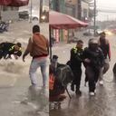 La mujer fue arrastrada por el agua varios metros.