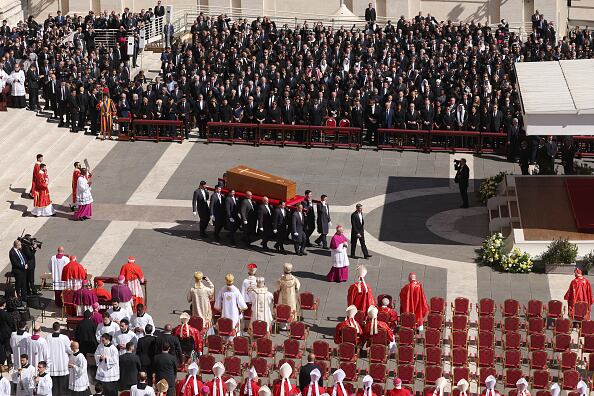 El numeroso público presente en la plaza de San Pedro para el funeral acogió con aplausos y vítores la llegada del féretro del primer papa latinoamericano, quien contó con un gran fervor popular durante sus 12 años de pontificado.