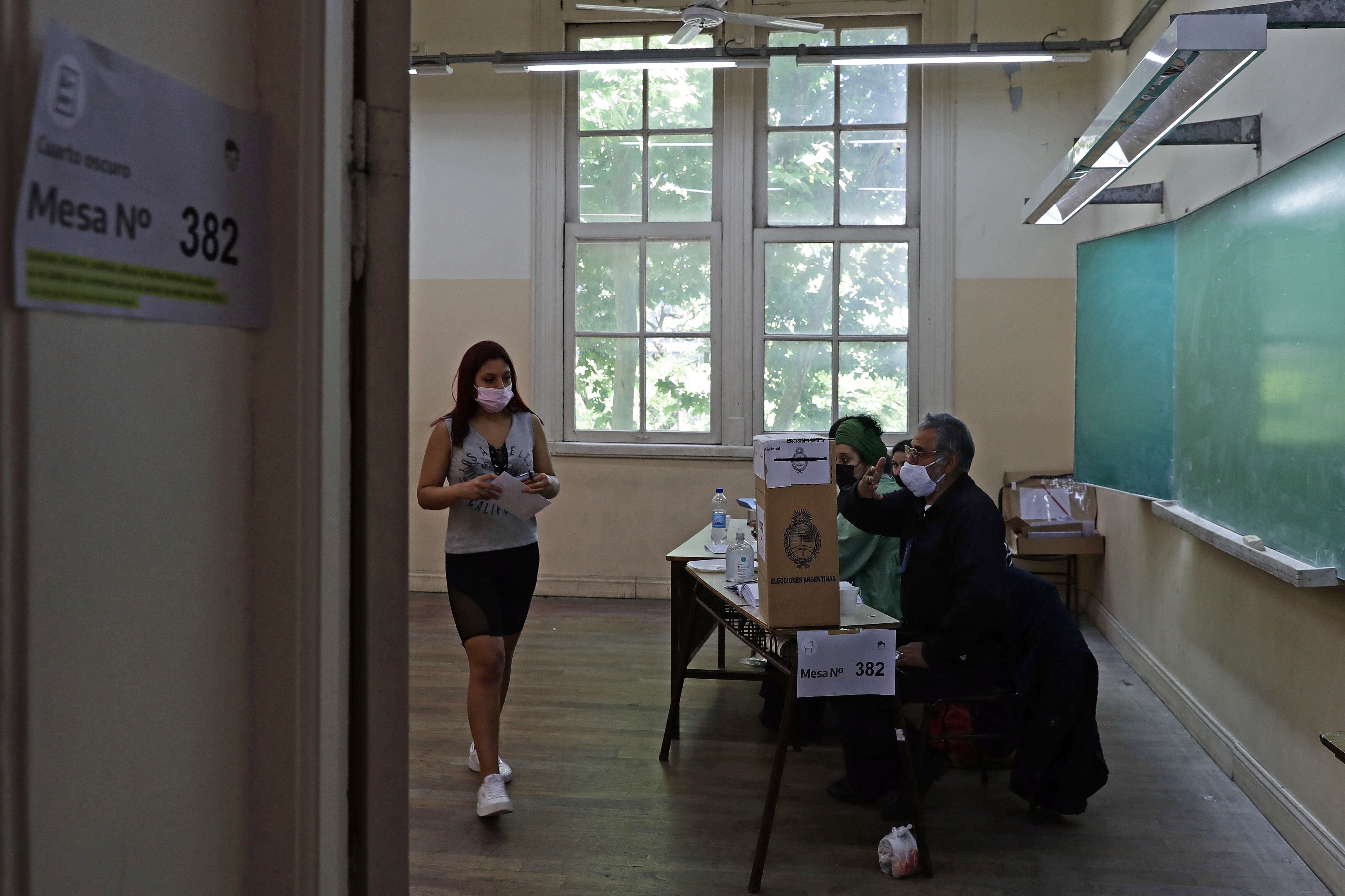 Una mujer se prepara para emitir su voto durante las elecciones parlamentarias de mitad de período en un colegio electoral en Buenos Aires, el 14 de noviembre de 2021. - Los argentinos se dirigen a las urnas en las elecciones parlamentarias de mitad de período el domingo que podrían ver perder al partido del presidente Alberto Fernández. su mayoría en el Senado. (Foto de ALEJANDRO PAGNI / AFP)