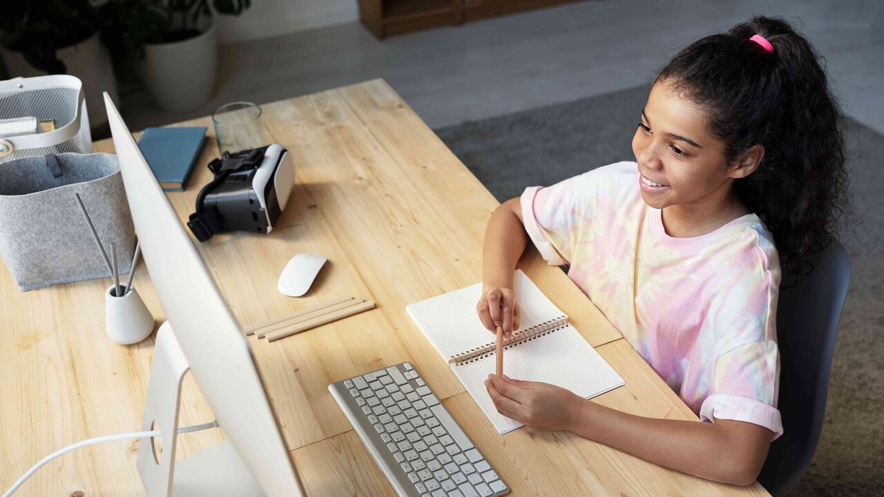 Miles de estudiantes en el país han tomado clases virtuales durante el confinamiento por Covid-19.