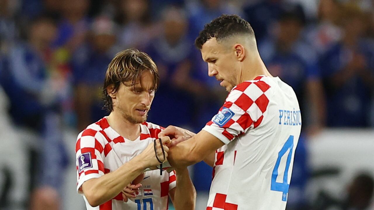 Soccer Football - FIFA World Cup Qatar 2022 - Round of 16 - Japan v Croatia - Al Janoub Stadium, Al Wakrah, Qatar - December 5, 2022 Croatia's Luka Modric givse the captains armband to Ivan Perisic after being substituted REUTERS/Matthew Childs