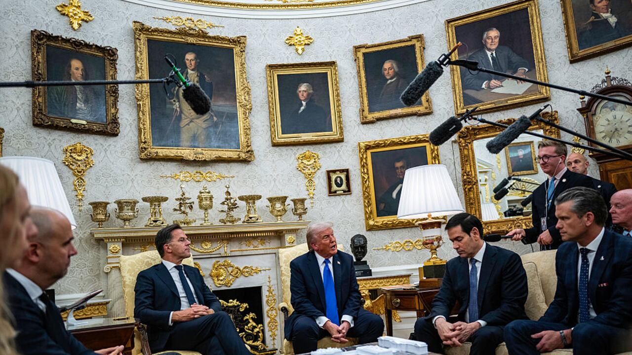 Las decoraciones de Trump incluyen enchapes en oro, figuras de colección y pinturas de sus antecesores.