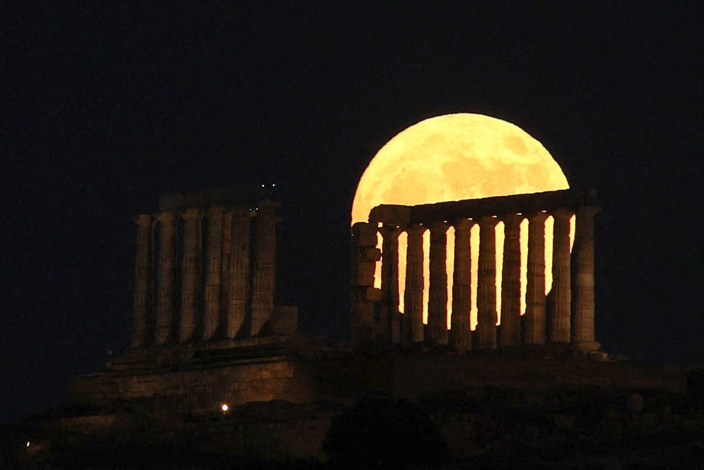 La baja altura de la Luna en el hemisferio norte dio origen al espectáculo visto en Grecia.
