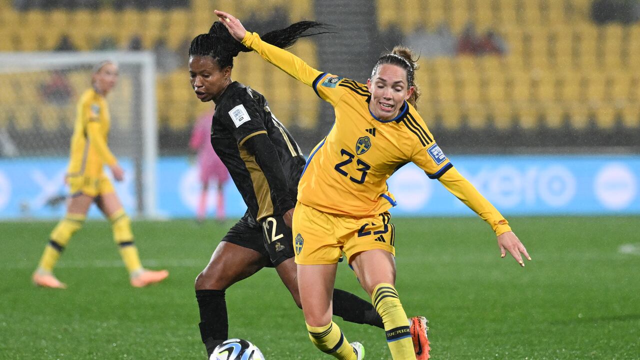 La futbolista sueca Elin Rubensson, a la derecha, y la sudafricana Jermaine Seoposenwe, compiten por el balón en su partido del Grupo G del Mundial de fútbol entre Suecia y Sudáfrica en Wellington, Nueva Zelanda, el domingo 23 de julio de 2023. (AP foto/Andrew Cornaga)